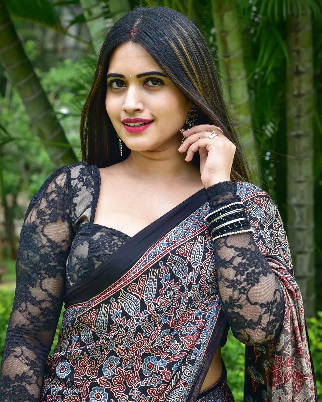 TELUGU TV ACTRESS SRAVANTHI CHOKARAPU STILLS IN BLACK SAREE BLOUSE 9